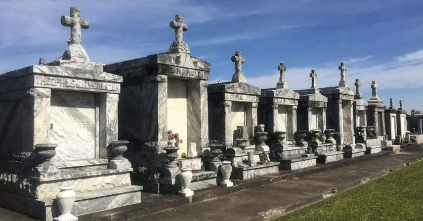 A row of tombs in St. Louis No. 3