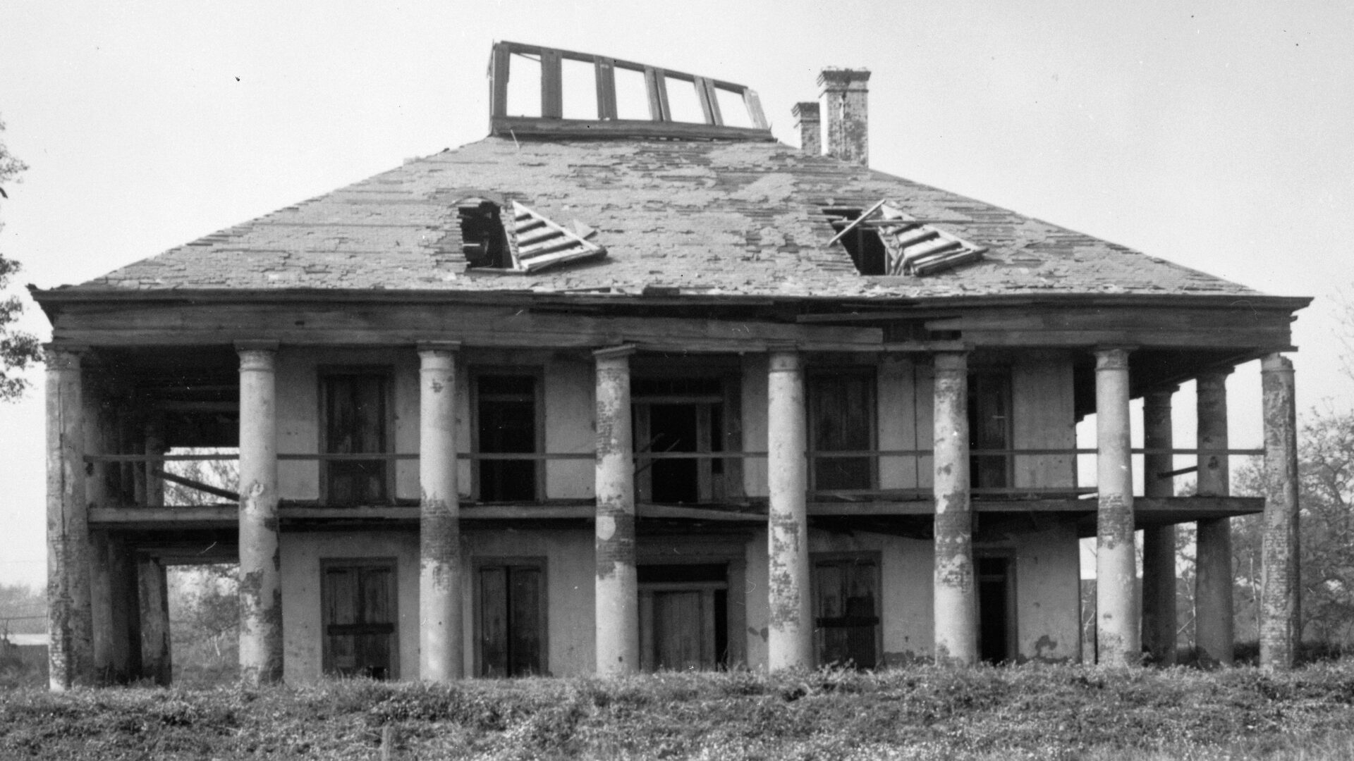 Seven Oaks in ruin in the 1960s.