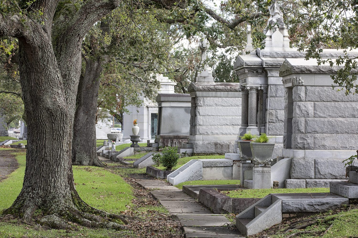 Row of gravesites in Metairie Cemetery