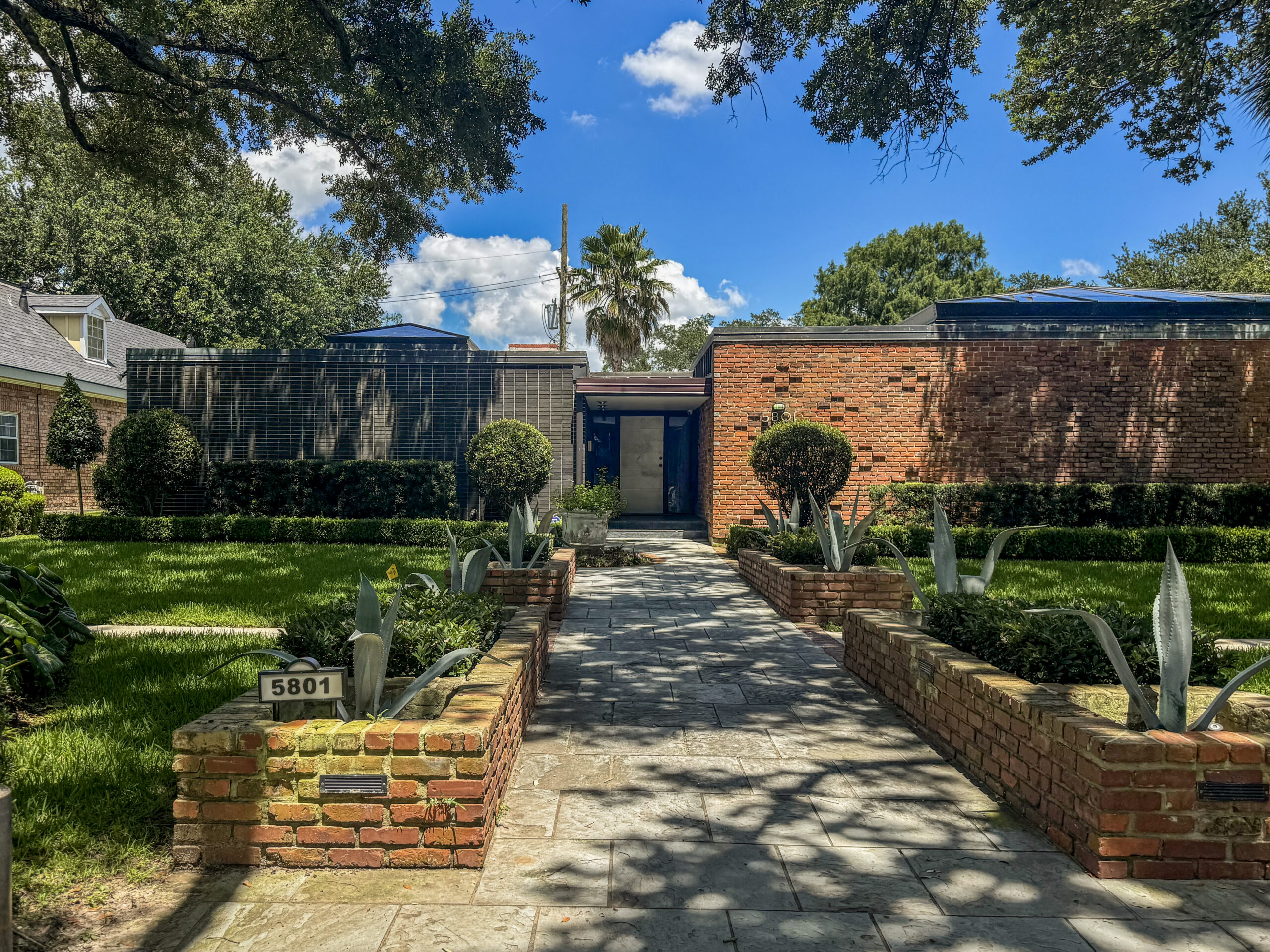 Home of Drayton & Leslie Holley featured on 2026 MidMod Home Tour